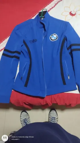 Jaqueta BMW azul com detalhes em preto