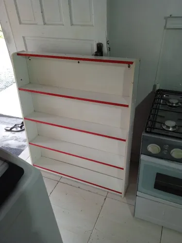 Estante/Armário Multiuso com Detalhes em Vermelho
