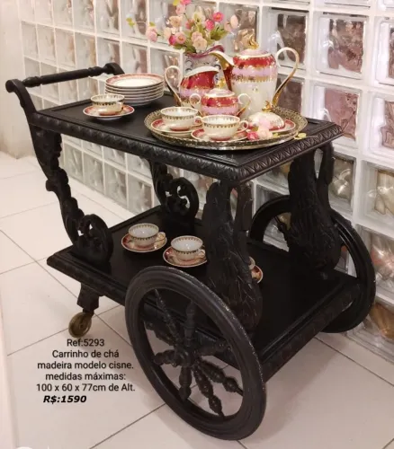 movel antigo para decoração e uso em madeira maciça em perfeito estado.