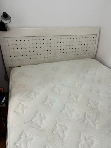 Cama Queen com colchão Simmons e com box amplo