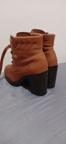Bota marrom de couro salto alto