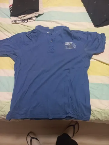 Camiseta azul com estampa da bandeira americana