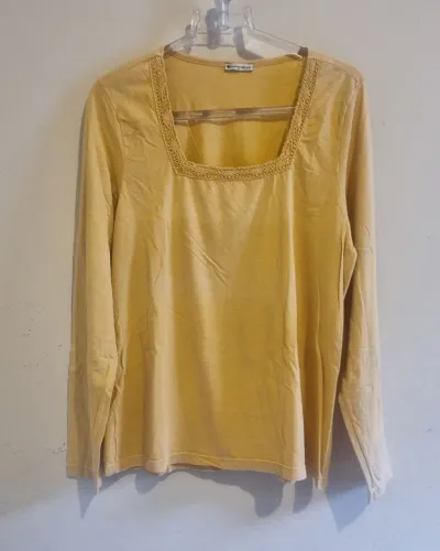 Blusa de manga comprida amarela com detalhes em renda