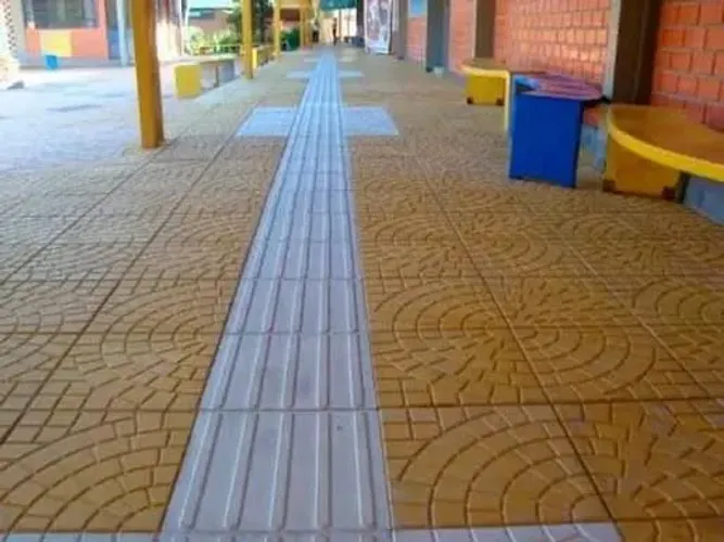 Lajotas de concreto direcional e alerta