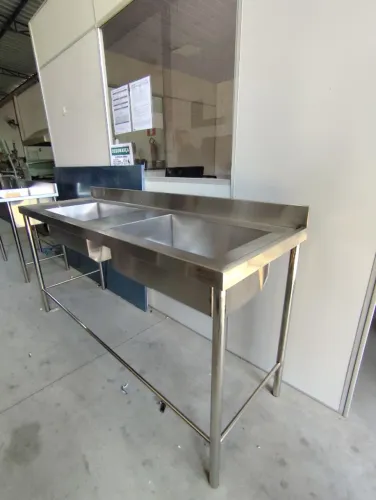 Pia em Aço Inox 1,80m x 0,60m, Duas Cubas, Contraforte, Tampo 20#, Uso Intensivo