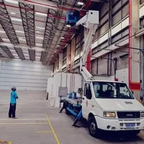 Locaçao de plataforma (cesto aereo ) elevatoria articulada 20m diária de 2mil 