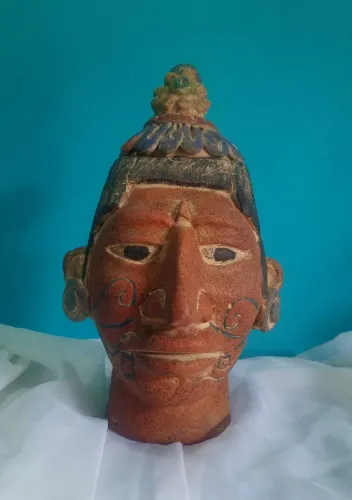 Escultura antiga feita a mão em argila do Rei Pakal, o Grande - México <br>