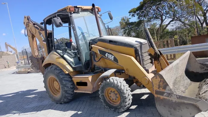 Retroescavadeira Caterpillar 416E 2012