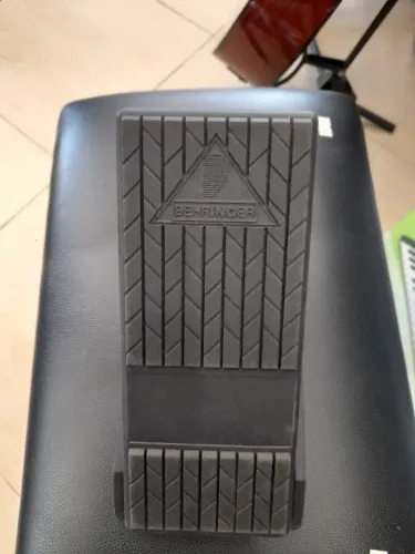 Pedal behringer de volume e modulação fcv100