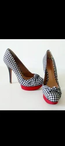 Scarpin xadrez Schutz com plataforma vermelha