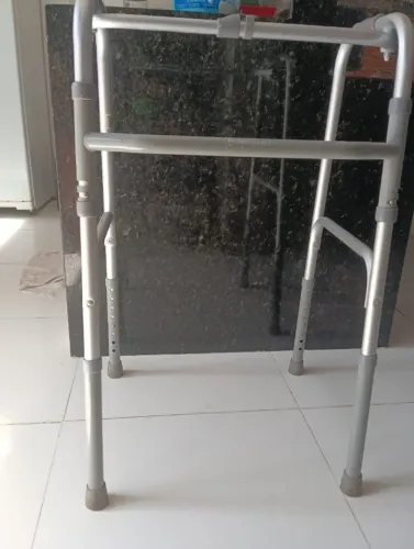 Andador de alumínio semi-novo