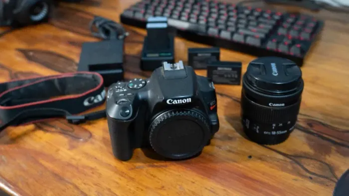 Câmera Canon SL3 (Rebel) Kit 18-55mm + 6 Baterias