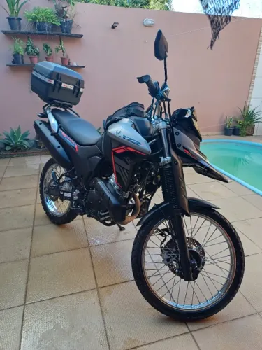 Lander muito Nova e pouco rodada. Moto usada somente esm passeios 