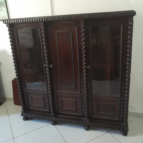 Antigo livreiro ou cristaleira estilo manuelino