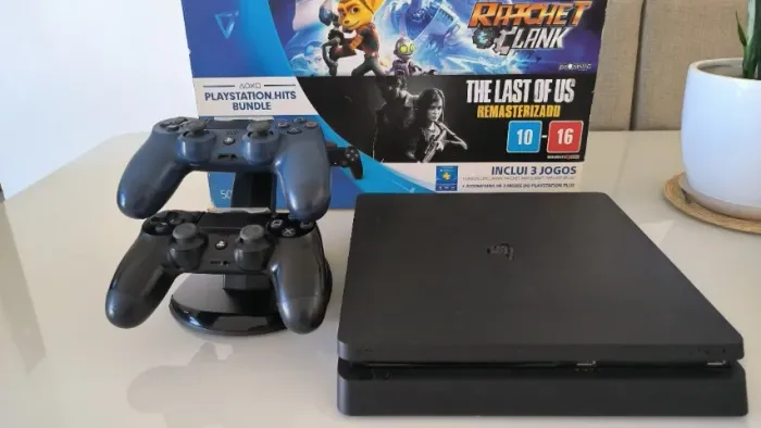 Playstation 4 slim - 1 TB com 2 controles