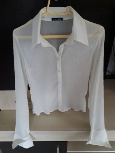 Blusa branca de tecido leve e elegante