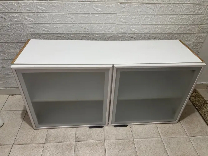 Móvel aéreo organizador branco com portas de vidro