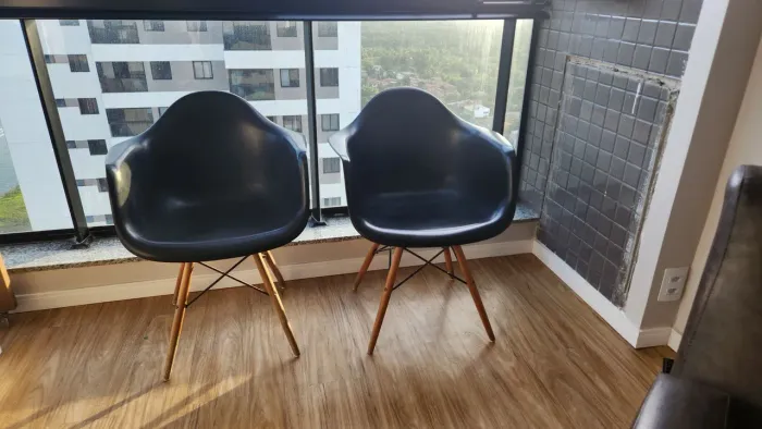 Duas lindas cadeiras Eames pretas