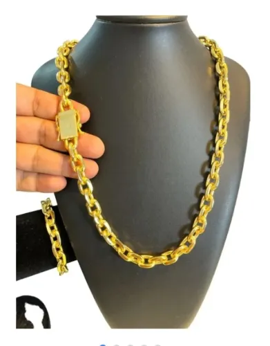Conjunto de cordão e pulseira de 14 mm modelo cadeado banhado a ouro 18 k.