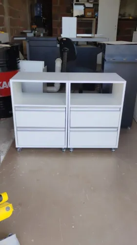 Mesa de cabeceira/canto com gavetas