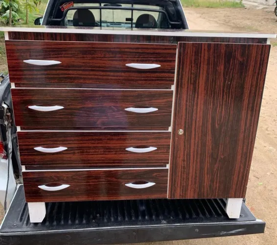 Cômoda com gavetas e porta em madeira