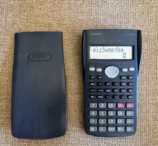 Calculadora Científica Casio fx-82MS