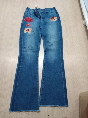 Calça Jeans Infantil Flare com Flores Bordadas