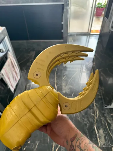 Garra de brinquedo amarela