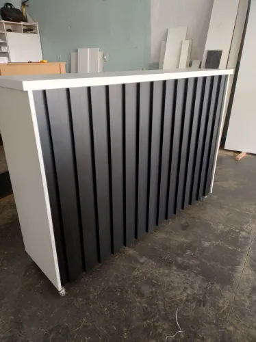 Balcão branco com ripado preto/'/caixa/atendimento 