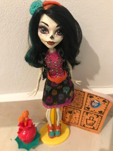 MONSTER HIGH ( SKELITA ART CLASS)