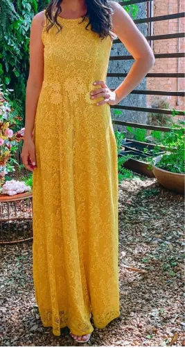 Vestido de madrinha de casamento formatura e festa longo sem decote cor amarelo  