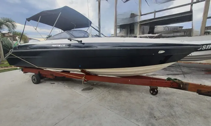 Phantom 235 casco 99 com Mercruiser 225 Hp 4 tempos 2021 - não Focker FS