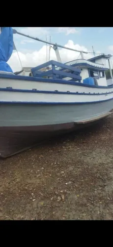 Barco de pesca ..3 metros de largura e 8 e meio de comprimento ..tem 850 braca de malha ..