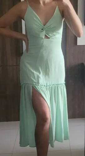 Vestido longo verde com fenda e detalhe torcido