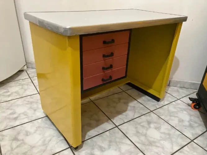 Mesa infantil em metal