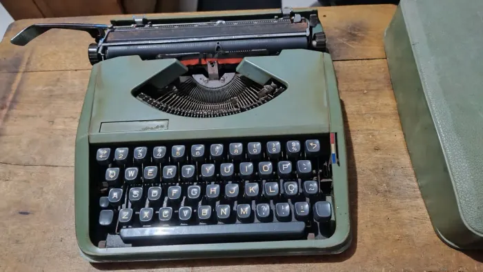 Máquina de escrever manual Olivetti / raridade clássica