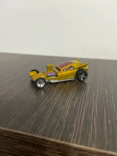 Carrinho Hot Wheels Dourado