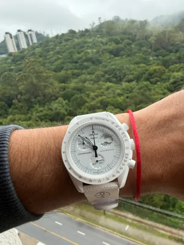 Relógio Omega x Swatch Moonswatch Snoopy