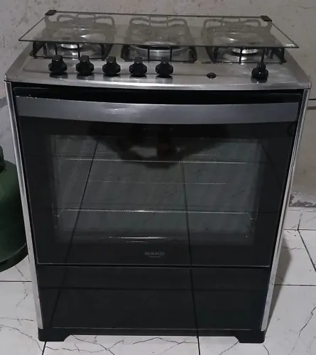 Vendo fogão 5 bocas Elétrico com luz no forno. Semi novo