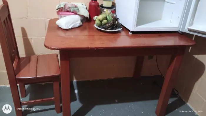 Mesa de madeira c/ 4 cadeira