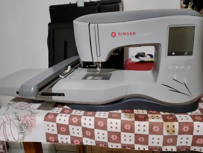 Bordadeira eletrônica singer
