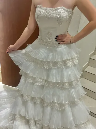 Vestido de Noiva decorado com cauda longa