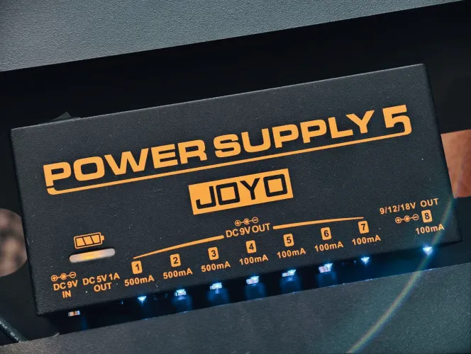 Fonte para pedais com bateria Joyo JP-05