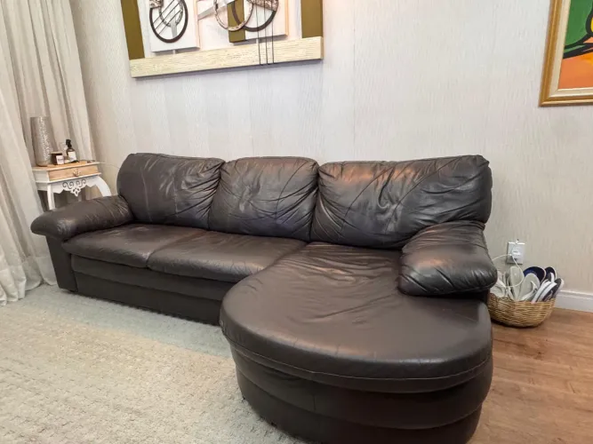 Sofá em.couro com chaise