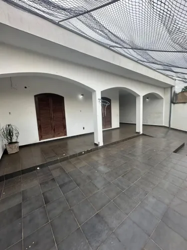 Vende-se uma excelente casa no bairro Santa Cruz, próximo ao shopping Mogi Mirim