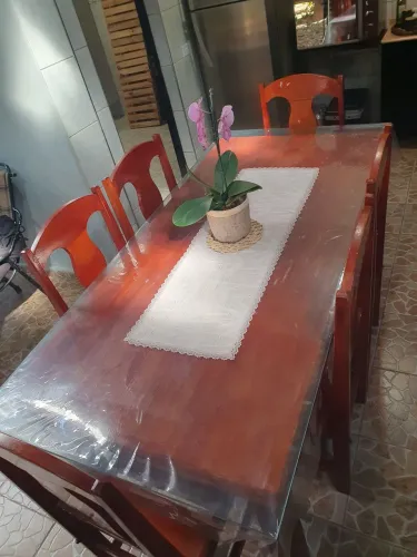 Cadeiras madeira e mesa 