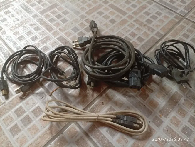 Cabos USB impressora, fonte, internet
