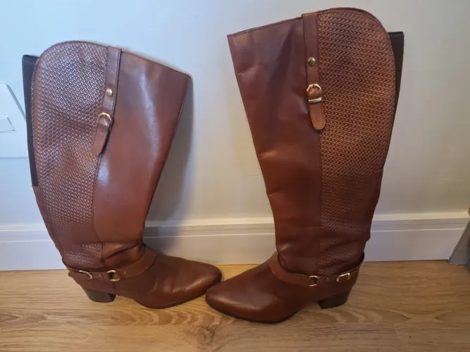 Bota feminina de cano alto em couro legítimo 