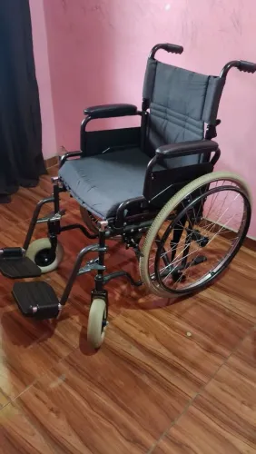 Cadeira de rodas semi nova , em perfeito estado.