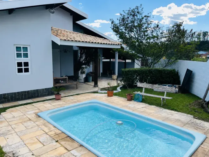 Casa Térrea com Piscina, 3 Dormitórios e Suíte com Closet 395 m² de Terreno